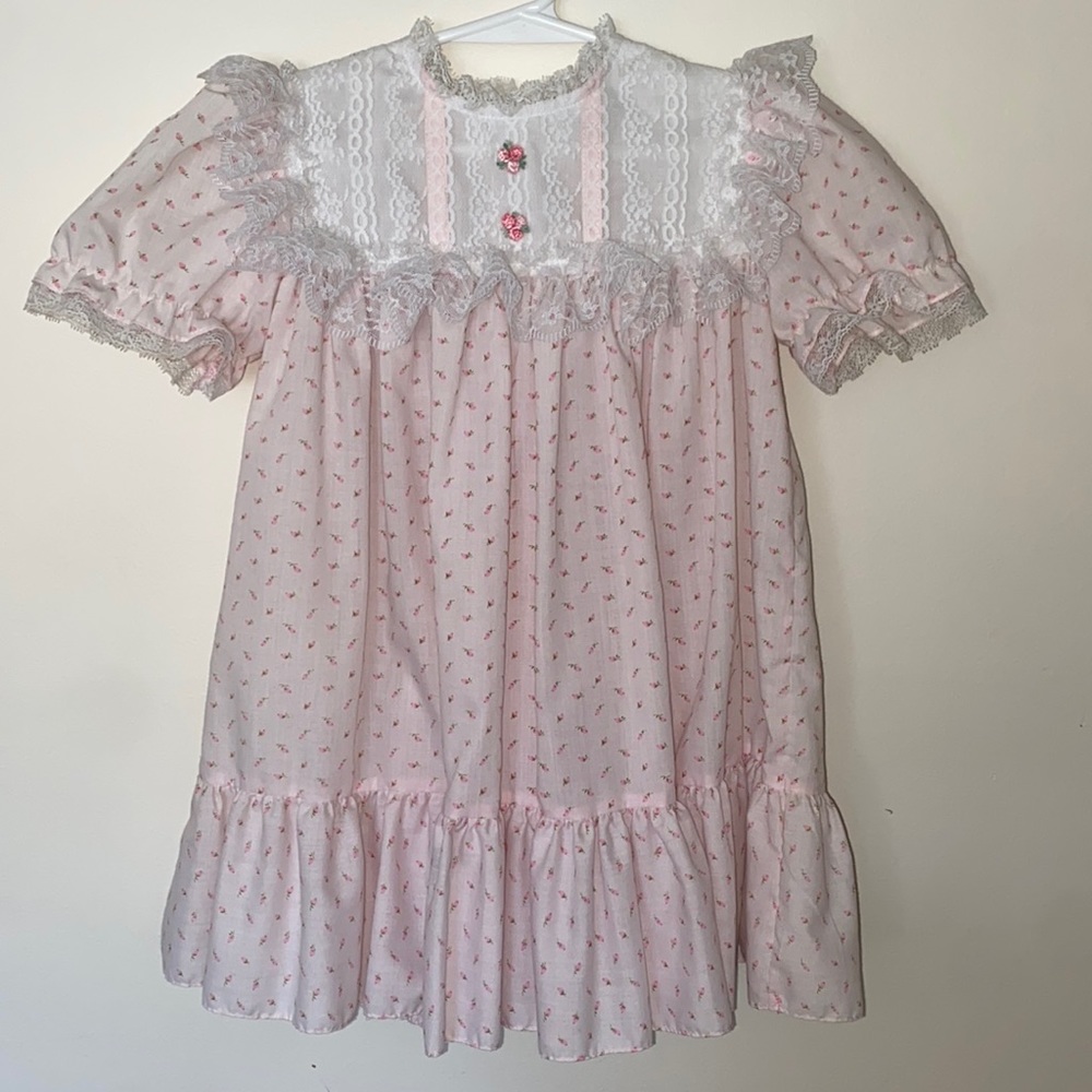 Vintage little girl dress, size 4 ? The tag doesn’t tell you the size.